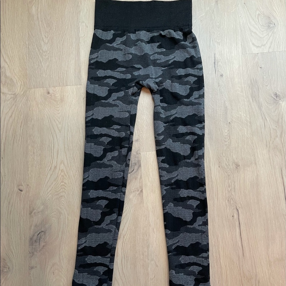 Zac & Rachel, Size  L/XL, Black/Gray Camo Leggings, New